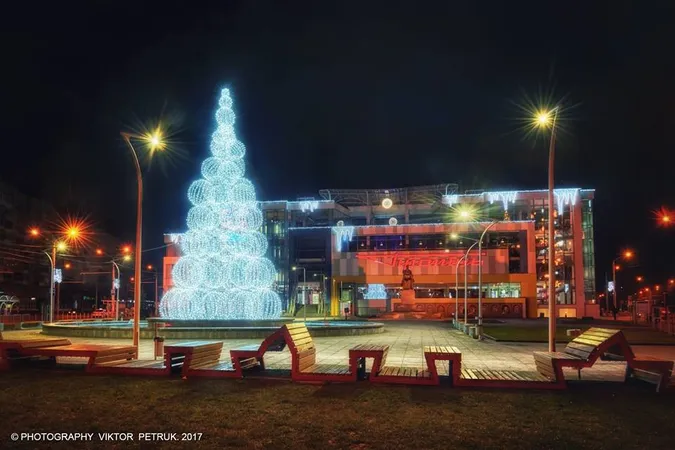Фотограф показав, як сяє новорічний Луцьк