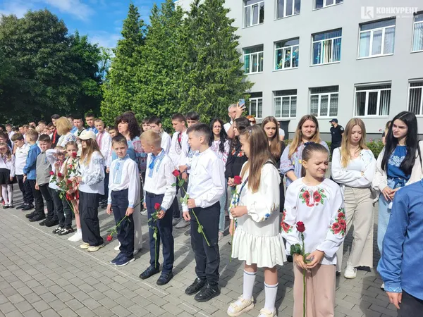 «Бо ми – люди-титани»: як у Луцькому ліцеї №10 танцювали випускний вальс (фото, відео)