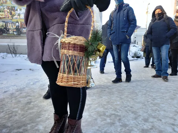 Біля луцького собору – черги: люди чекають на освячену воду, а вона замерзає (фото)
