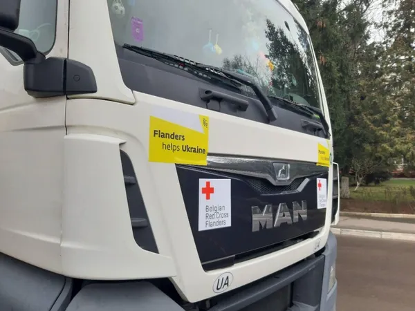 В лікарню і на водоканал: Луцьку передали потужні генератори (фото)