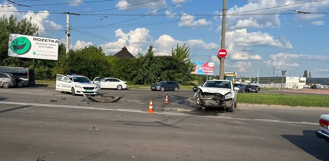 На виїзді з Луцька – серйозна ДТП: зіткнулися дві автівки (фото)
