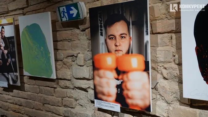 Біль та сила: у луцькому підземеллі показали картини і фото ветеранів (фоторепортаж)