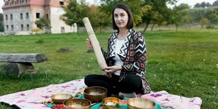 Від тибетських чаш до шуму дощу: як волинянка лікує від стресу звуками (фото)