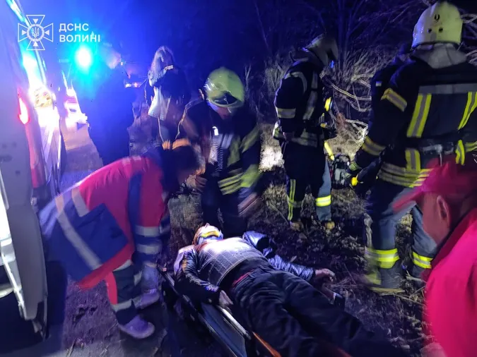 На Волині авто злетіло в кювет: водія деблокували (фото)