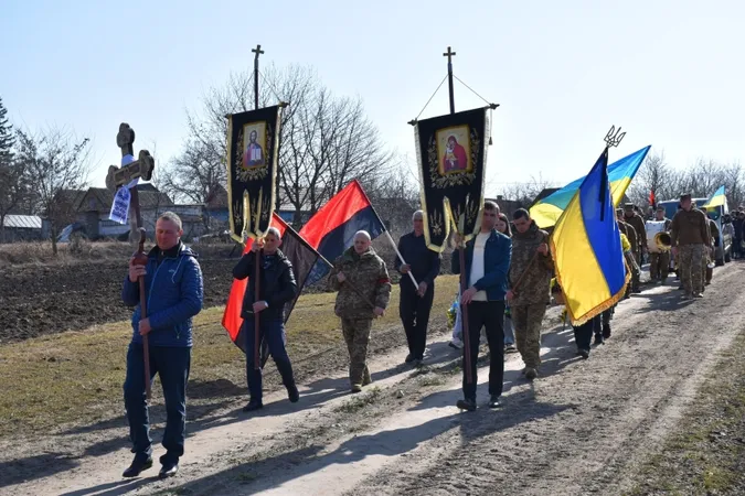 На колінах і зі сльозами: на Волині попрощались з Героєм Василем Філончуком (фото)