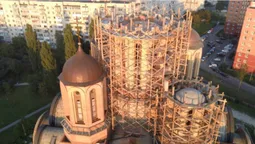 У соборі Всіх Святих землі Волинської УПЦ завершують встановлення головного купола (відео)
