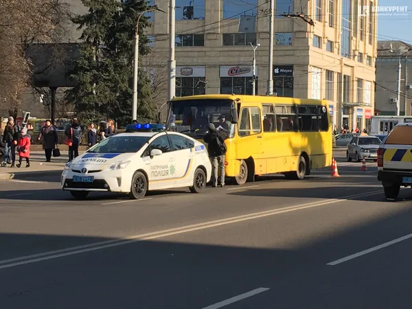 У центрі Луцька – аварія за участю маршрутки (фото)