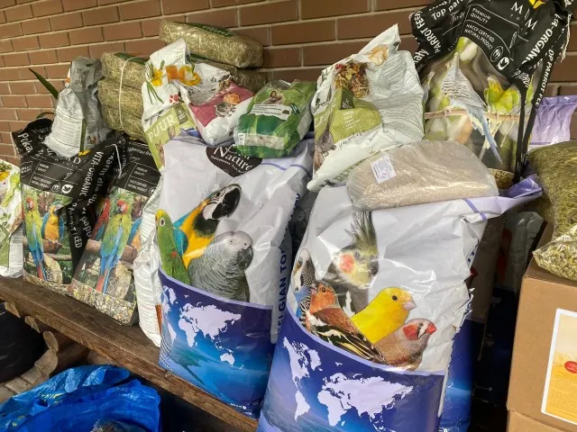 Луцьким папугам та кроликам передали 400 кілограмів їжі з Польщі