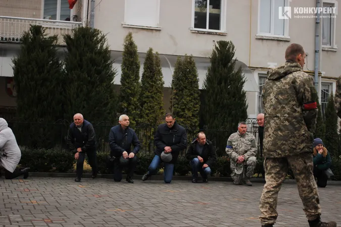 У Луцьку на колінах попрощалися зі ще одним загиблим Героєм (фото)