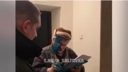 У Харкові сусіди облили чоловіка зеленкою, бо він вигнав кота на мороз (відео)
