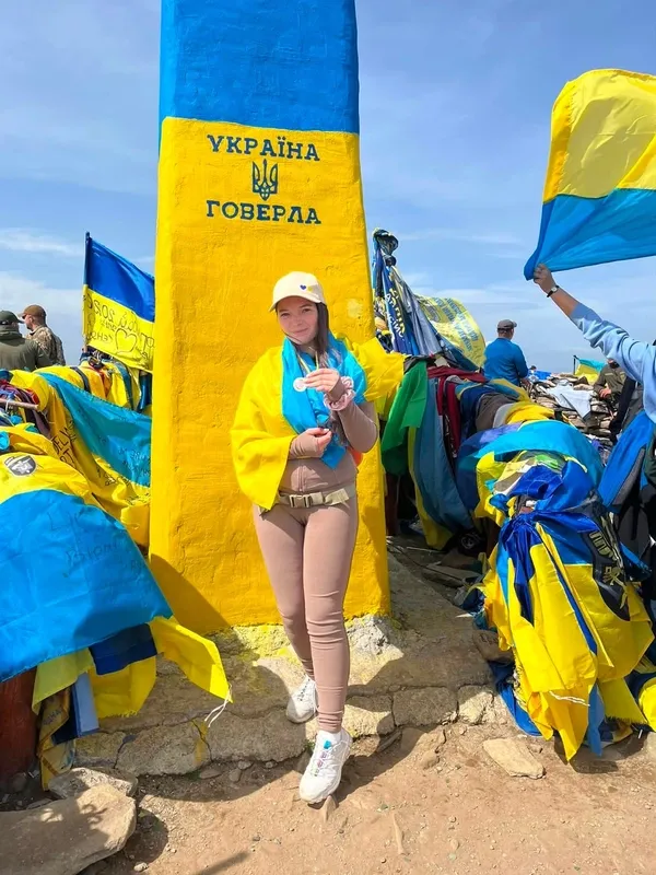 «Я так високо до тебе піднялася»: волинянка підкорила Говерлу в пам'ять про загиблого чоловіка-Героя (фото)