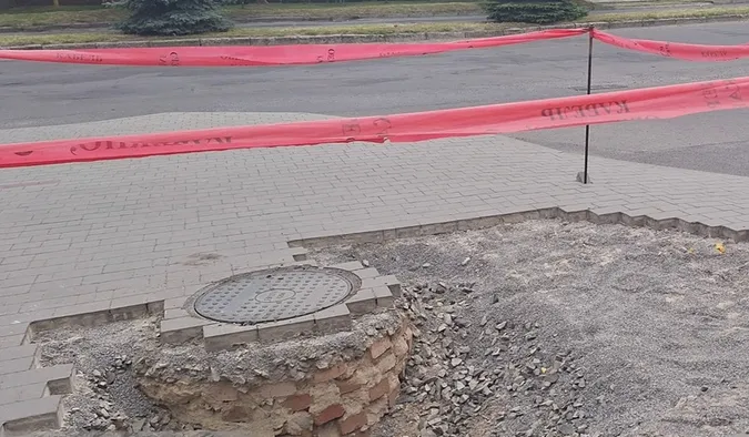 У Луцьку засипали небезпечне провалля посеред дороги