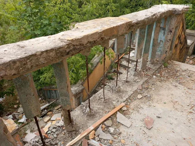 Сміття та розруха: що коїться на старій рятувальній станції у Луцьку (фото)