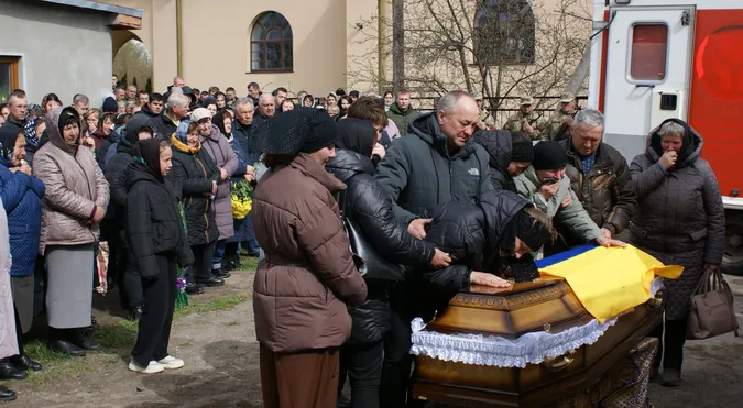 До останнього подиху – за Україну: Рожищенська громада попрощалася з Героєм Сергієм Мандзюком (фото)