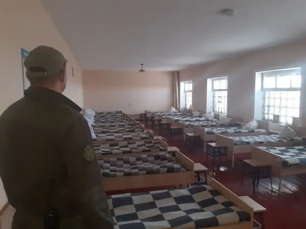 «Більшість повернуться вбивати»: репортаж із секретного табору в Україні, де утримують російських військових