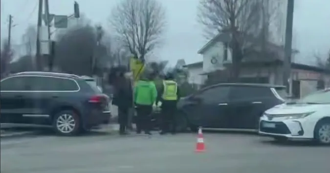 У Луцьку біля ТЦ «Імідж» влупились два легковики (відео)