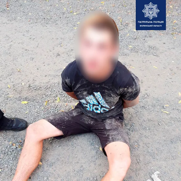 У Луцьку затримали молодиків зі зброєю