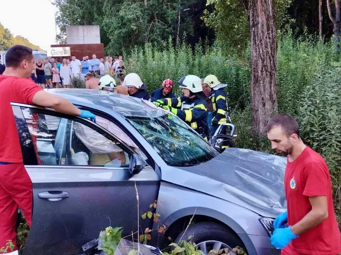 Водія затисло в машині: повідомили деталі аварії під Луцьком (фото)