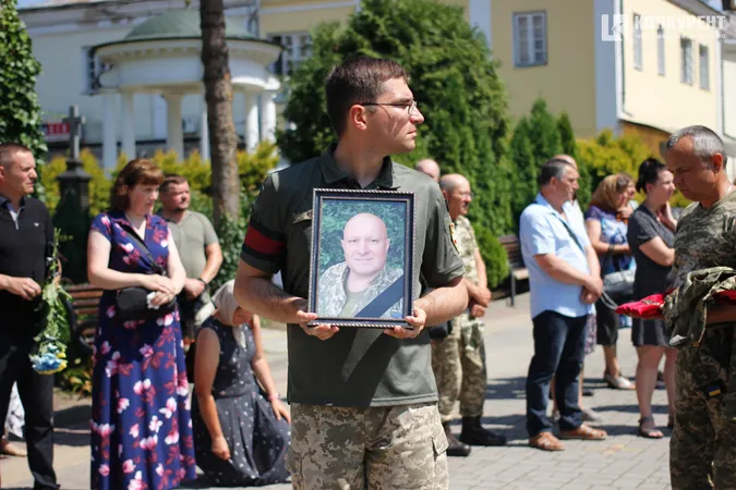 Віддали життя за нас: Луцьк на колінах попрощався з двома захисниками (фото, відео)