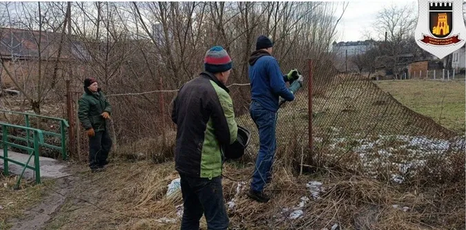 У Луцьку зрізають паркани на берегах Сапалаївки (фото)