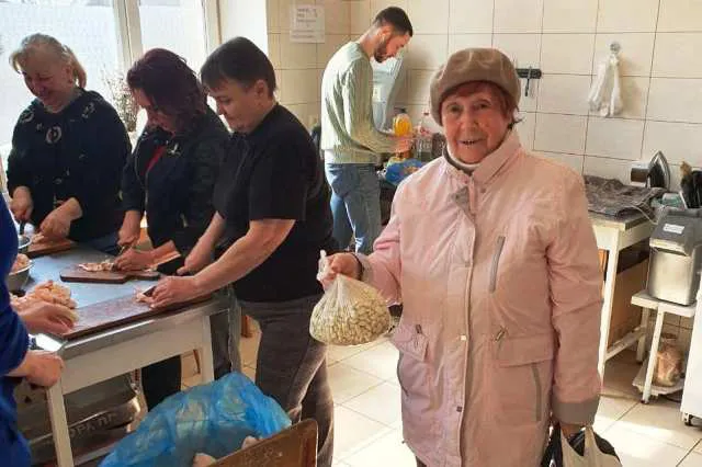Лучани передали волонтерам «стратегічний продукт» власного виробництва (фото)