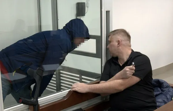 Обвинувачений у вбивстві дружини єгеря (ліворуч) спілкується зі своїм адвокатом