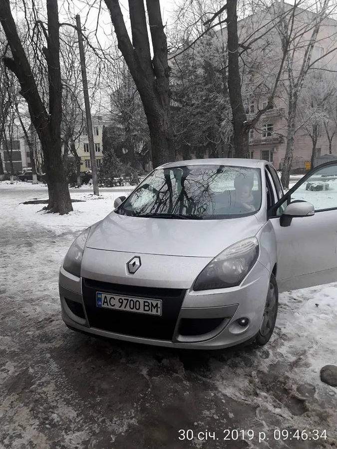 «Як вмію, так і паркуюсь», – водійка залишила авто в новому луцькому сквері (фото)
