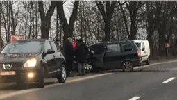 Не вписався в поворот: на Волині автомобіль врізався у дерево (фото)