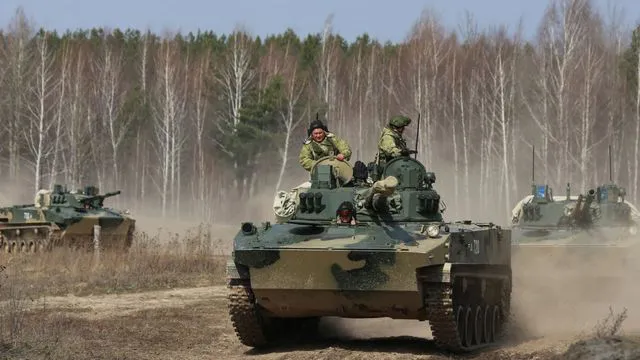 росія продовжує перекидати особовий склад та техніку в Україну
