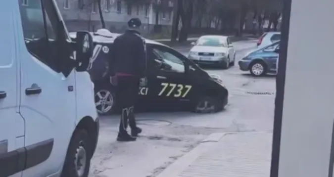 У Луцьку таксі провалилося у відчинений люк (відео)