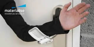 У луцькому «політесі» виготовили «протикоронавірусну» ручку до дверей (фото)