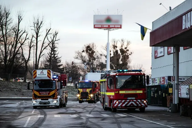 Пожежні машини і «швидка»: що сталося в «Новій Лінії» у Луцьку (фото)
