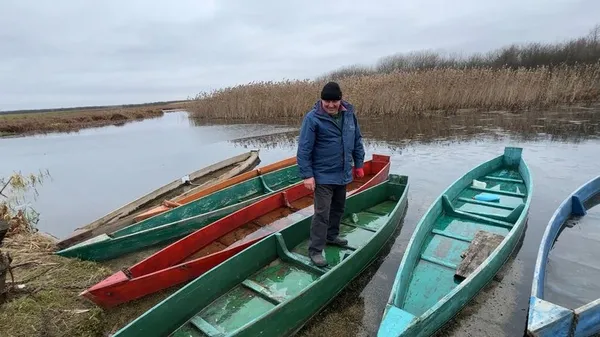 «Як переплив і не втопився – значить вдався»: волинянин за 40 років збудував сотні човнів