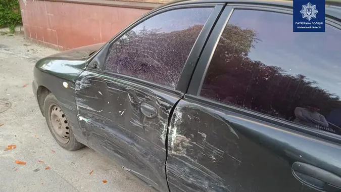 У Луцьку п’яний водій буса протаранив три припарковані автівки (фото)