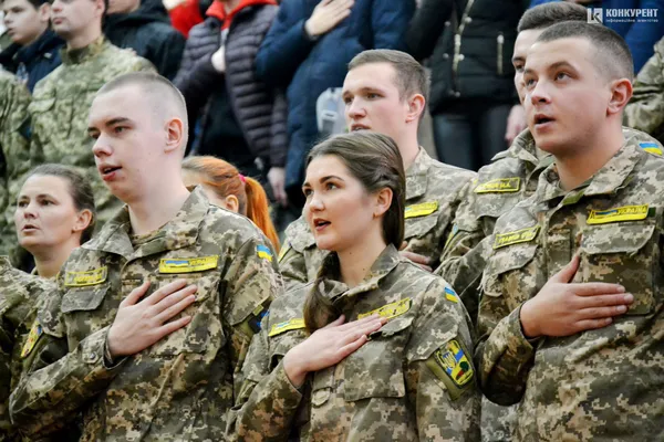 У Луцькому НТУ вручили погони молодшим лейтенантам (фото)