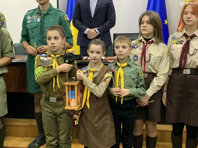 Пластуни передали до Луцькради Вифлеємський вогонь миру (фото)