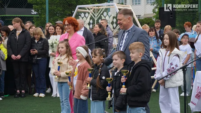 Останній дзвоник у Луцькому ліцеї №9: як це було (фото)