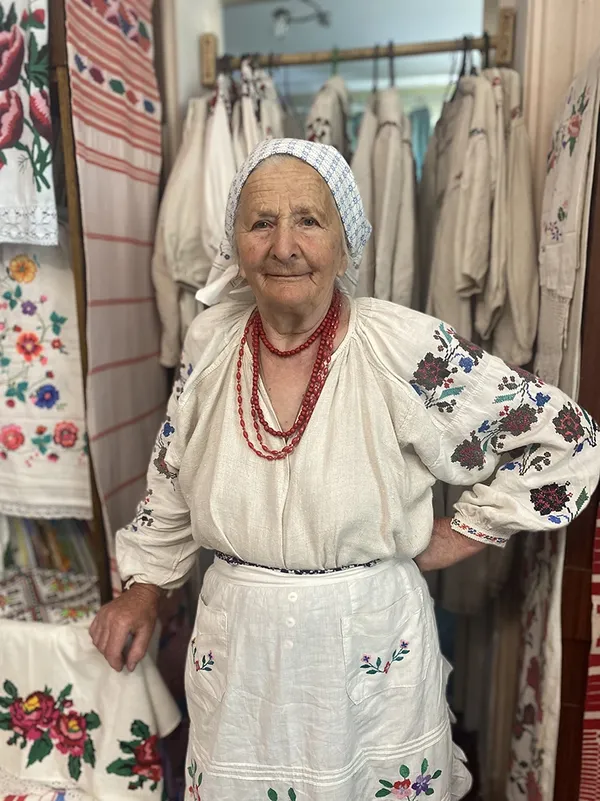«Моя хата наспівана»: волинянка понад 20 років збирає старовинні вишиванки та народні скарби (фото)