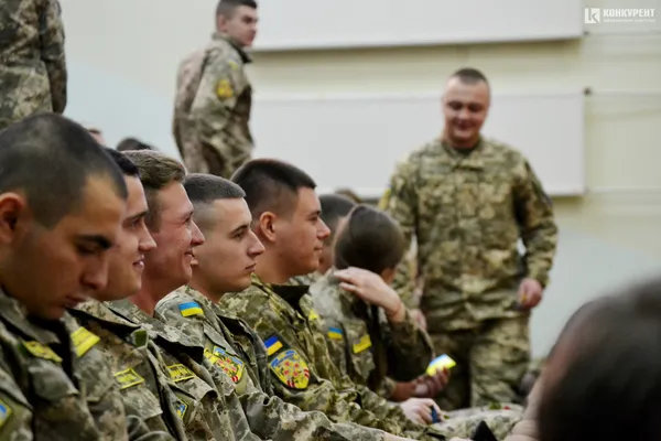 У Луцькому НТУ вручили погони молодшим лейтенантам (фото)