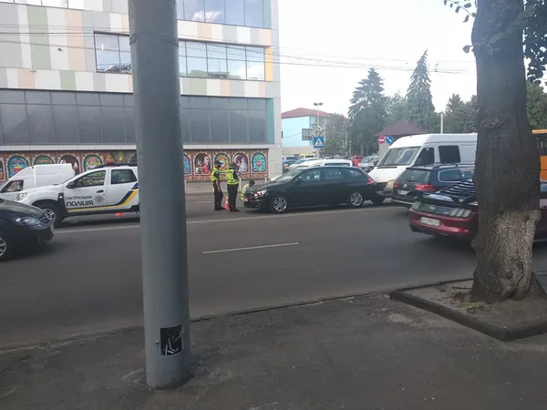 У Луцьку біля «Променя» – аварія за участю маршрутки (фото, оновлено)