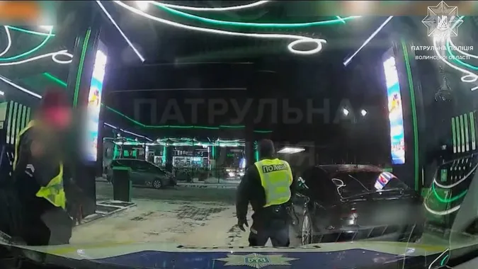 На чужих номерах і без прав: у Луцьку патрульні зупинили 19-річного серійного порушника (відео)