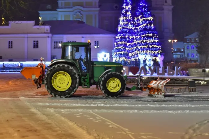 У Луцьку засніжило – дороги посипають сіллю, на тротуарах – трактори (фото)
