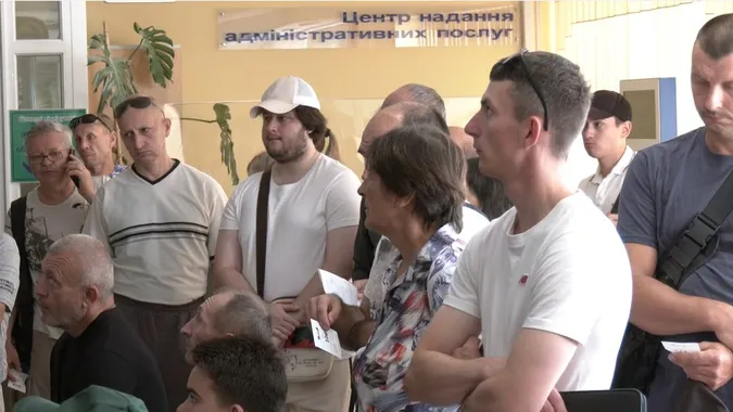 Останній день оновлення даних: у Луцькому ЦНАПі – черги з військовозобов'язаних