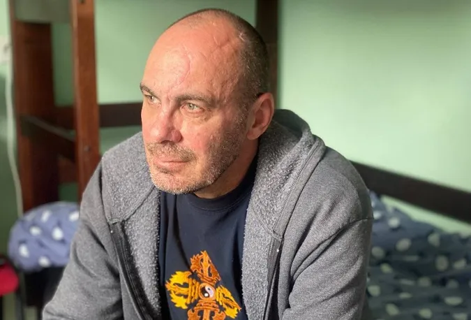 Все життя – у наплічнику: на Франківщині біженець понад рік тиняється по лікарнях і шелтерах (фото)