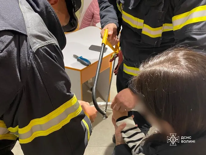 У Луцьку дівчинка засунула палець в отвір у пластмасовому стілці – працювали рятувальники (фото)