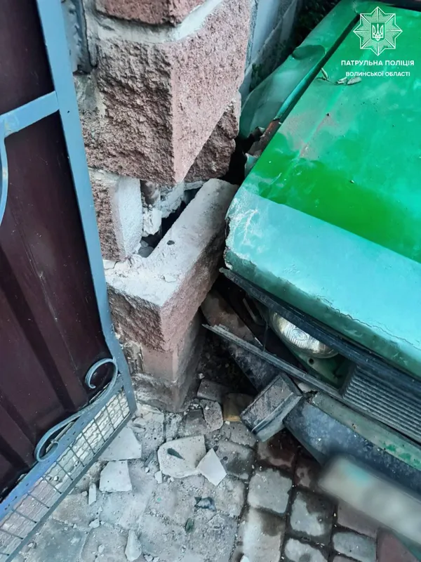 У Луцьку водій  «під кайфом» випробовував на міцність бетонний паркан (фото)
