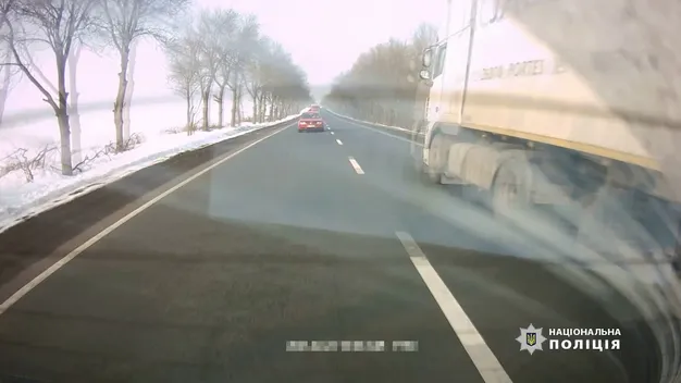 Їхала в пологовий, але не встигла: на Волині жінка народила в авто (відео)