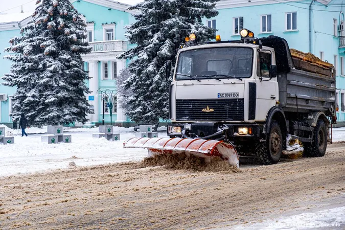 Справжня зима: Нововолинськ засипало снігом (фото)