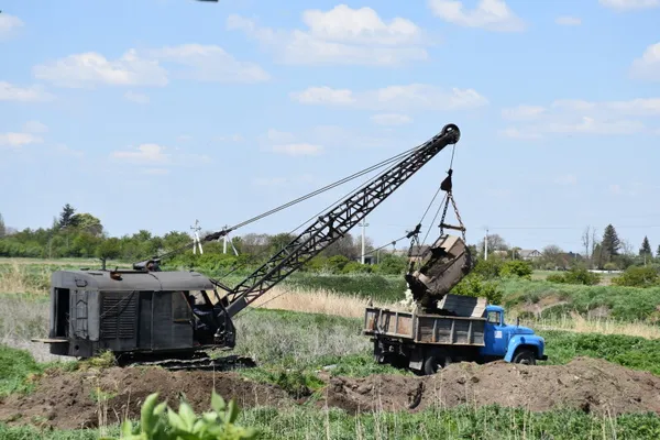 Щоб не смерділо: з очисних споруд «Луцькводоканала» почали вивозити мул (фото)