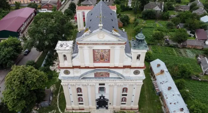 Костел Святої Трійці в Олиці - початок 17 століття. У верхньому правому кутку видно невеликий костел Петра і Павла - 1450 року будівництва